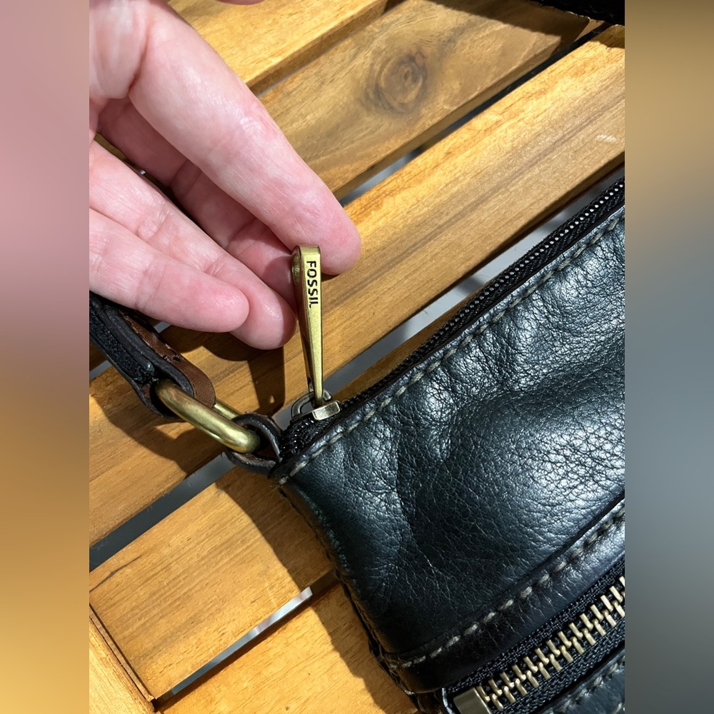 🖤FOSSIL leather crossbody bag black with brass hardware 🖤 - Picture 3 of 16